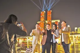 “魅力重庆”无人机灯光秀惊艳外国嘉宾图片