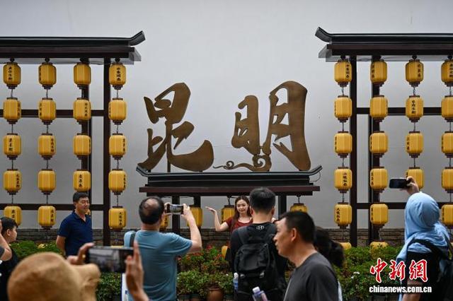 昆明老街暑期旅游人气旺