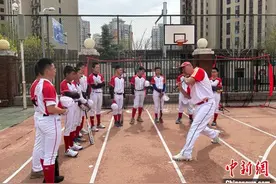 棒球名宿进校园 寄语青少年挥出梦想一“棒”图片