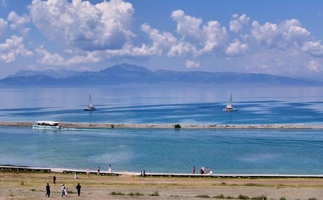 赛里木湖迎来暑期旅游旺季