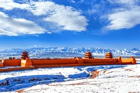 【图片新闻】雪后的嘉峪关关城与祁连雪山相望相融图片