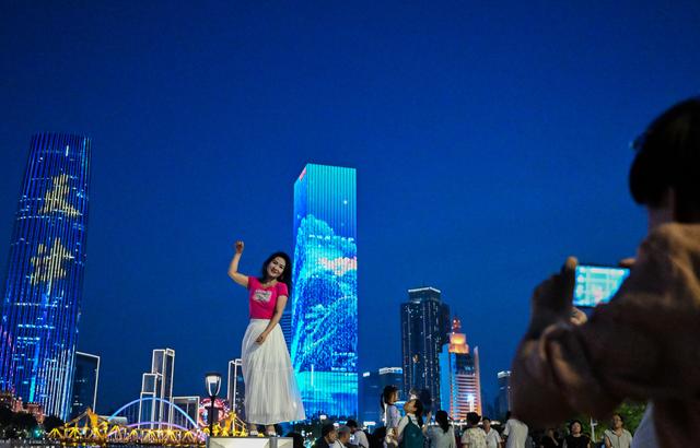 漫步海河畔 共享城市灯光秀