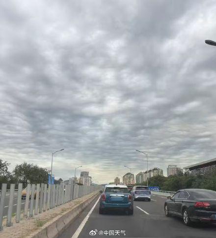 北京天空现震撼糙面云