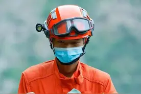 曾因一张在震中抱着婴儿的照片感动网友，消防员“汶川哥哥”重回泸定看望小弟娃图片
