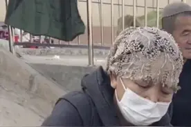 新疆的优素福妈妈在西安旅游时得知甘肃地震后赶到灾区，给群众做热腾腾的抓饭。来自新疆的抓饭在大河家村熟了图片