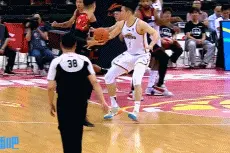 😡莫兰德推倒萨林杰被吹违体 加之前T直接被驱逐 离场怒甩椅子图片