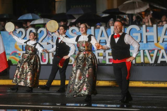 上海旅游节大巡游惊艳外滩，雨中演绎别样风情