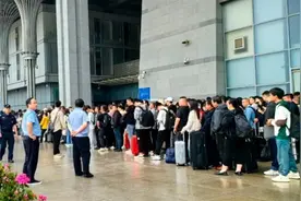 多趟途经广东韶关列车因暴雨停运，近万名旅客出行受阻，铁路部门已开展旅客转运图片