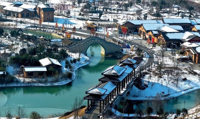 亳州华佗百草园雪景如画