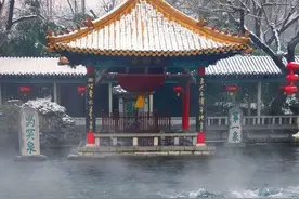 云雾润蒸趵突泉图片