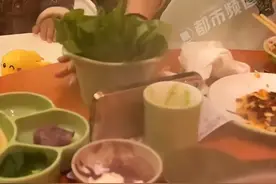郑州女子回应“拿隔壁桌剩菜涮火锅”：朋友都不嫌弃图片