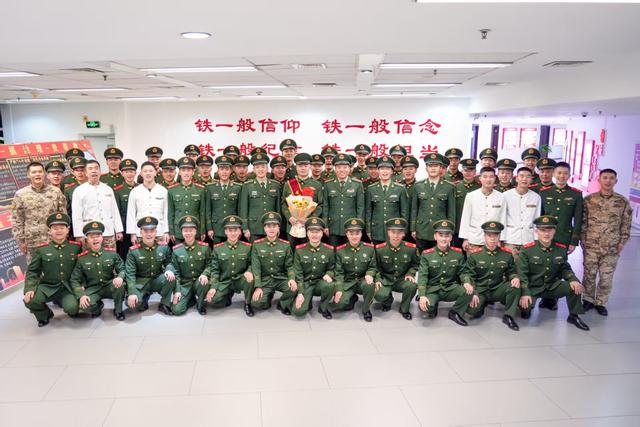 一个人的退伍仪式也有满满敬意，老兵留下万字执勤心得