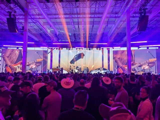 马斯克讨薪万亿美元成功，剧透特斯拉六大目标，满血FSD明年进入中国