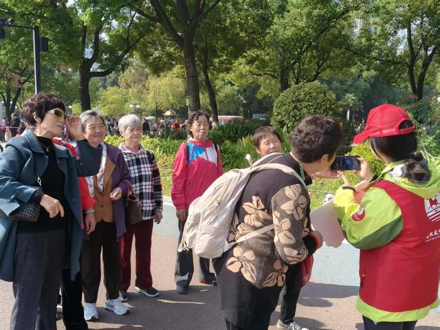 金菊铺锦映江城，志愿红暖赏菊路，武汉文旅志愿者护航金秋菊展