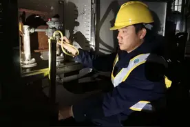 市燃气巡线员晚高峰持续巡查，确保居民用气安全图片