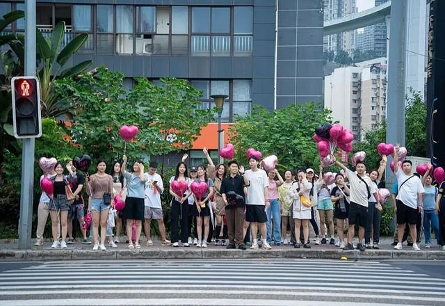 “走，带你去看沿途的风景”——南滨路“踩”城市心跳，用一万步捞同频搭子