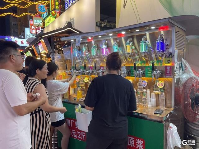 夜游台东小吃街：人潮涌动，烟火升腾