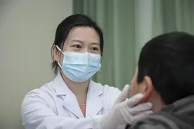 几声“哈哈哈”，男孩“笑掉了”下巴！专家提醒：一旦发生要及时就医图片