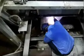 米粒大小的金耳钉掉进地铁扶手电梯缝隙，检修人员钻进机舱打手电摸索了半小时才找到图片