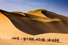 列车穿越无人区！前方到站，敦煌！图片