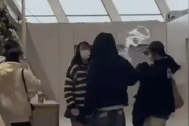 马上评丨明星机场被“私生饭”泼水，极端追星要付出代价图片