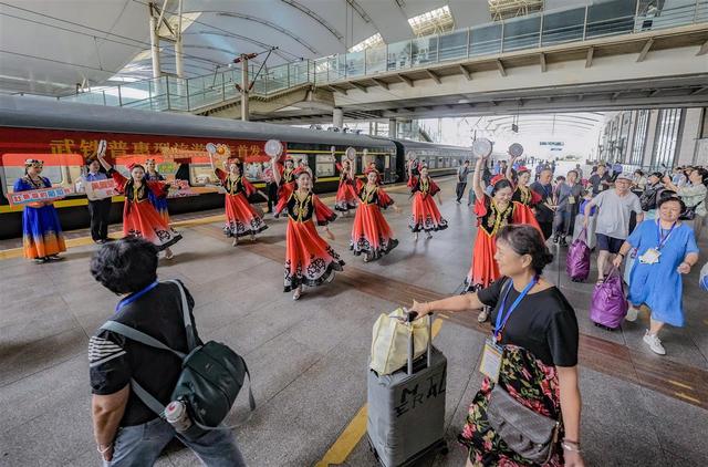 列车提档升级，价格维持不变：武铁首趟普惠型旅游专列开赴大美新疆