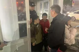 有困难，找警察！两个小孩迷路求助警察“蜀黍”，民警帮助找到家人图片