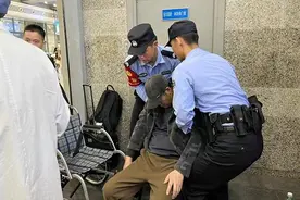 老伯取票时突然晕倒在地 乘警合力火速送医图片