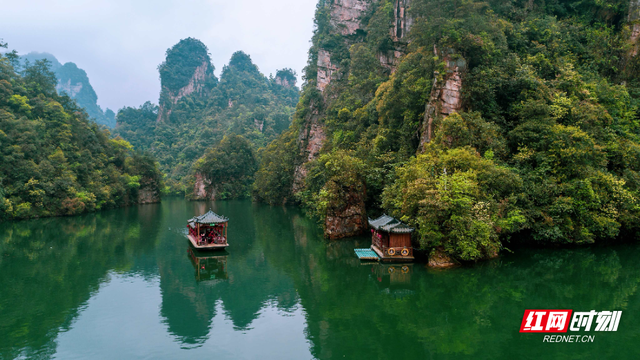 秋染宝峰湖 山水斑斓绘就张家界秋日生态胜景