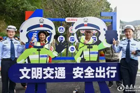 游客打卡娄底乡村交通安全文化阵地图片