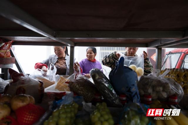 大美红图丨海拔落差1400米，跑山卖货郎与他的移动小卖部