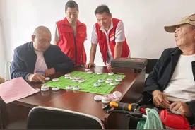 壹点公益｜欢乐对弈笑声不断，志愿者陪老人一起下象棋图片