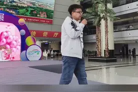联谊会上男嘉宾倾情献唱《信仰》，用音乐搭桥，唱响爱的主旋律，“用我的热情和努力，将我对爱的信仰展现给你”图片
