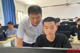 最美教师|李维龙：铸魂育人守初心，耕耘不辍担使命图片