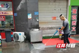 冲刷油污净化街面  改善市容环境助力“百日攻坚”图片