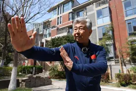 青岛故事｜隐于闹市的“刑警武侠”！七旬老刑警练拳70年一心发扬传统武术图片