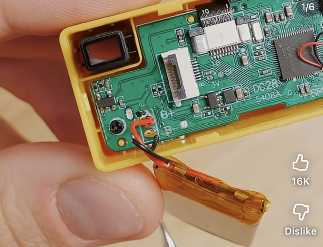 200块的塑料盲盒，怎么成了当下最火的“出片神器”