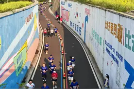 2025万峰林警察半程马拉松赛健康跑：警民欢乐同跑 传递“守护者”形象图片