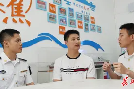 高考考生立下从军报国壮志，海工大校长邀有志青年报考军校图片