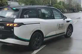 实测无人驾驶出租车“走武汉的大路”，语音呼叫便能请刀郎开唱《敢问路在何方》图片