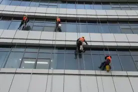 听·见丨“命悬一线”，风吹日晒！城市“蜘蛛人”：空中打拼，擦亮人生图片