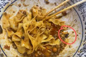 面里吃出蟑螂，柳州男子凌晨身体不适就医！店员：是他自己放进去的！图片