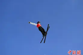 自由式滑雪空中技巧世界杯北大湖站：中国选手揽“双冠”图片
