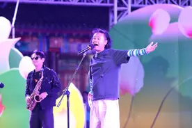 千余人合唱！夜色中，市民游客在平谷世纪广场放歌图片