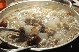 壹粉食堂|汤醇味美！清炖羊肉白萝卜汤做起来，肉质软烂又营养图片