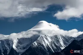 C视觉·遥望雪山⑧丨贡嘎山帽子云近在咫尺图片