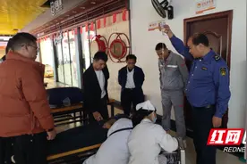 暖心救援 服务区工作人员齐心救助患病女士图片