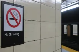 上海8处网红场所治理边走边抽烟，12345热线：发现“游烟”可举报，场所最高罚款3000元