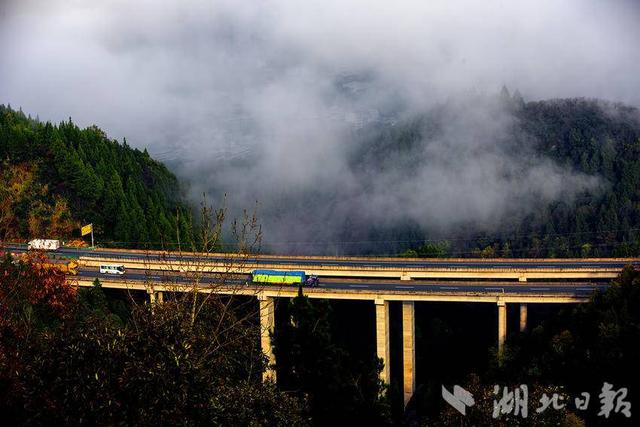 巴东：“云端高速”入画来