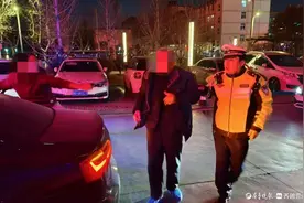 七旬老人腹痛难忍，聊城执勤交警驾警车“开道”直奔医院图片